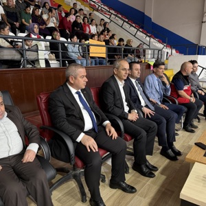 Bizim Çocuklar 8. Türkiye Voleybol Şampiyonası” kapsamında, Osmaniye Yüksel Özden Çocuk Evleri Sitesindeki kızlarımız ile Kilis Çocuk Evleri Koordinasyon Merkezi Müdürlüğünden gelen kızlarımız, Osmaniye Merkez Spor Salonu’nda düzenlenen voleybol karşılaşmasında bir araya geldi. - fotoğraf 2