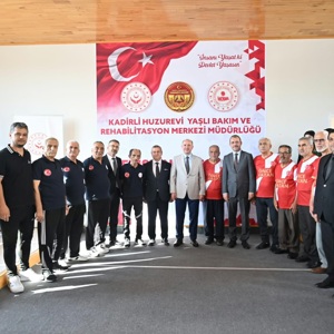 Valimiz Sayın Mehmet Fatih Serdengeçti, 1 Ekim Dünya Yaşlılar Günü vesilesiyle Kadirli Huzurevimizi ziyaret ederek ömürlerini ailelerine, memleketlerine ve milletimize adamış kıymetli büyüklerimizle bir araya geldi. - fotoğraf 5