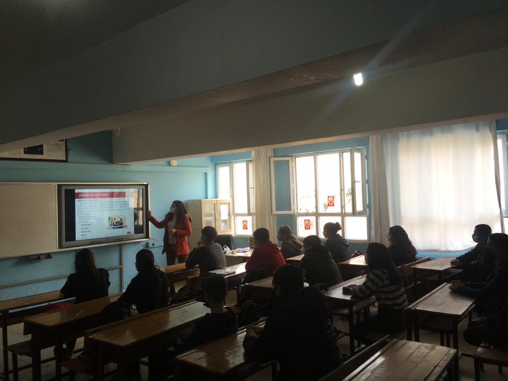 Akbez Fatih Sultan Mehmet Ortaokulu  öğrencilerine yönelik “Aile İçi İletişim” konulu seminer verildi.