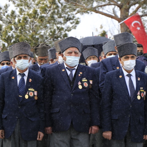 18 Mart Şehitleri Anma Günü ve Çanakkale Zaferi'nin 107. Yıl Dönümü Münasebetiyle Çelenk Sunma Töreni Düzenlendi. - fotoğraf 1
