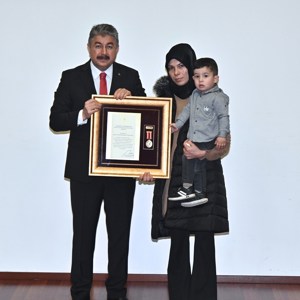 Şehitlerimizin Aileleri ve Gazilerimize Devlet Övünç Madalyası ve Beratı, Cumhurbaşkanımız Adına, Valimiz Dr. Erdinç Yılmaz Tarafından Verildi - fotoğraf 6