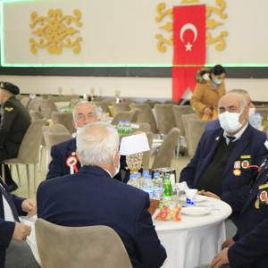 18 Mart Şehitleri Anma Günü ve Çanakkale Zaferi’nin 107. Yıldönümü münasebetiyle Erzincan Valiliği ve İl Müdürlüğümüz tarafından, Şehit aileleri ve Gazilere yönelik yemek programı düzenlendi.  - fotoğraf 6