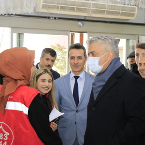 18 Mart Şehitleri Anma Günü ve Çanakkale Zaferi’nin 107. Yıldönümü münasebetiyle Erzincan Valiliği ve İl Müdürlüğümüz tarafından, Şehit aileleri ve Gazilere yönelik yemek programı düzenlendi.  - fotoğraf 4