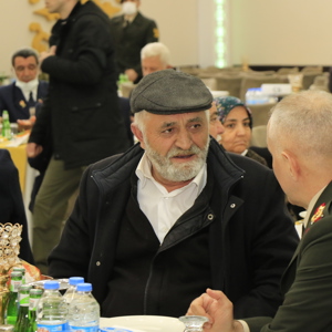 18 Mart Şehitleri Anma Günü ve Çanakkale Zaferi’nin 107. Yıldönümü münasebetiyle Erzincan Valiliği ve İl Müdürlüğümüz tarafından, Şehit aileleri ve Gazilere yönelik yemek programı düzenlendi.  - fotoğraf 5
