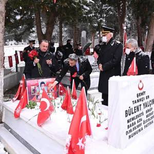 18 Mart Şehitleri Anma Günü ve Çanakkale Zaferinin 107. Yıldönümü Törenlerle Kutlandı - fotoğraf 16