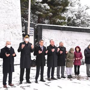 18 Mart Şehitleri Anma Günü ve Çanakkale Zaferinin 107. Yıldönümü Törenlerle Kutlandı - fotoğraf 17