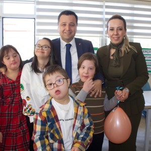 MUTLULUĞUNUZ VE SEVGiNİZ İLE HAYATIMIZA KATTIĞINIZ +1 DEĞERİN FARKINDAYIZ VE HEP YANINIZDAYIZ - fotoğraf 4