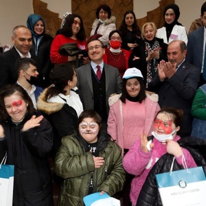 İl Müdürümüz Galip Sökmen, Rektör Ahmet Kızılay, Down Sendromlu çocuklarla ile bir araya geldi. - fotoğraf 2