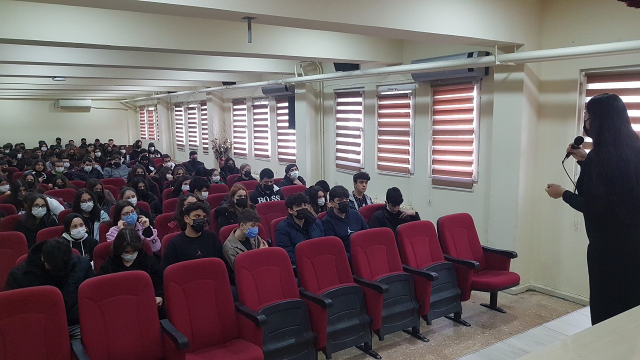 İskenderun Sosyal Hizmet Merkezi tarafından İskenderun Lisesi öğrencilerine “Şiddet Algısı” konulu seminer verildi. 