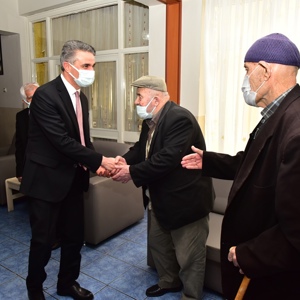 VALİ BARUŞ HUZUREVİ SAKİNLERİYLE BİR ARAYA GELDİ - fotoğraf 1