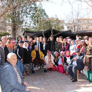 18-24 Mart Yaşlılara Saygı Haftası dolayısıyla Abide Hasan Nuri Öncüer huzurevimizde kalan yaşlılarımız  için temsili yörük düğünü gerçekleştirildi. - fotoğraf 8