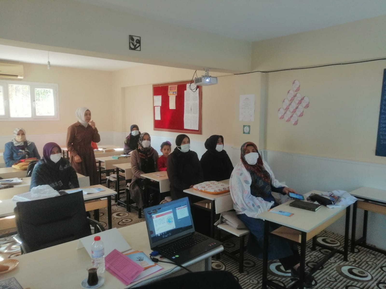 Antakya Şevki Karagöz Camii Kadın Kur’an Kursu kursiyerlerine “Kadına Yönelik Şiddetle Mücadele ile Erken Yaşta ve Zorla Evliliklerle Mücadele” konulu seminer verildi.