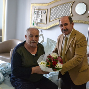İL MÜDÜRÜMÜZ, HASTANEDE TEDAVİ GÖREN ŞEHİT BABASINI ZİYARET ETTİ - fotoğraf 2