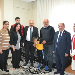İL MÜDÜRÜMÜZ OTİZMLİ ÇOCUKLAR VE AİLELERİNİ ZİYARET ETTİ - fotoğraf 1