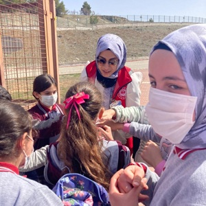 ÇOCUK HAKLARI HAYVAN BARINAĞINI ZİYARET ETTİ - fotoğraf 1