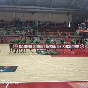 Basketbol ve Futbol Maçlarında “Kadına Şiddet İnsanlığa İhanettir” Pankartı Açıldı - fotoğraf 1
