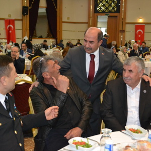ŞEHİT AİLELERİ, GAZİLER VE GAZİ YAKINLARI İFTAR YEMEĞİNDE BULUŞTU  - fotoğraf 2