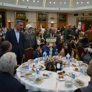 ŞEHİT AİLELERİ, GAZİLER VE GAZİ YAKINLARI İFTAR YEMEĞİNDE BULUŞTU  - fotoğraf 4