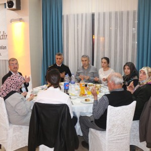 Valimiz Muammer Erol Şehit Ailelerimiz ve Gazilerimizle İftar Programında Bir Araya Geldi - fotoğraf 9