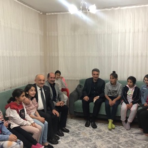 VALİ BARUŞ, ÇOCUKLARLA İFTAR YEMEĞİNDE BİR ARAYA GELDİ - fotoğraf 1
