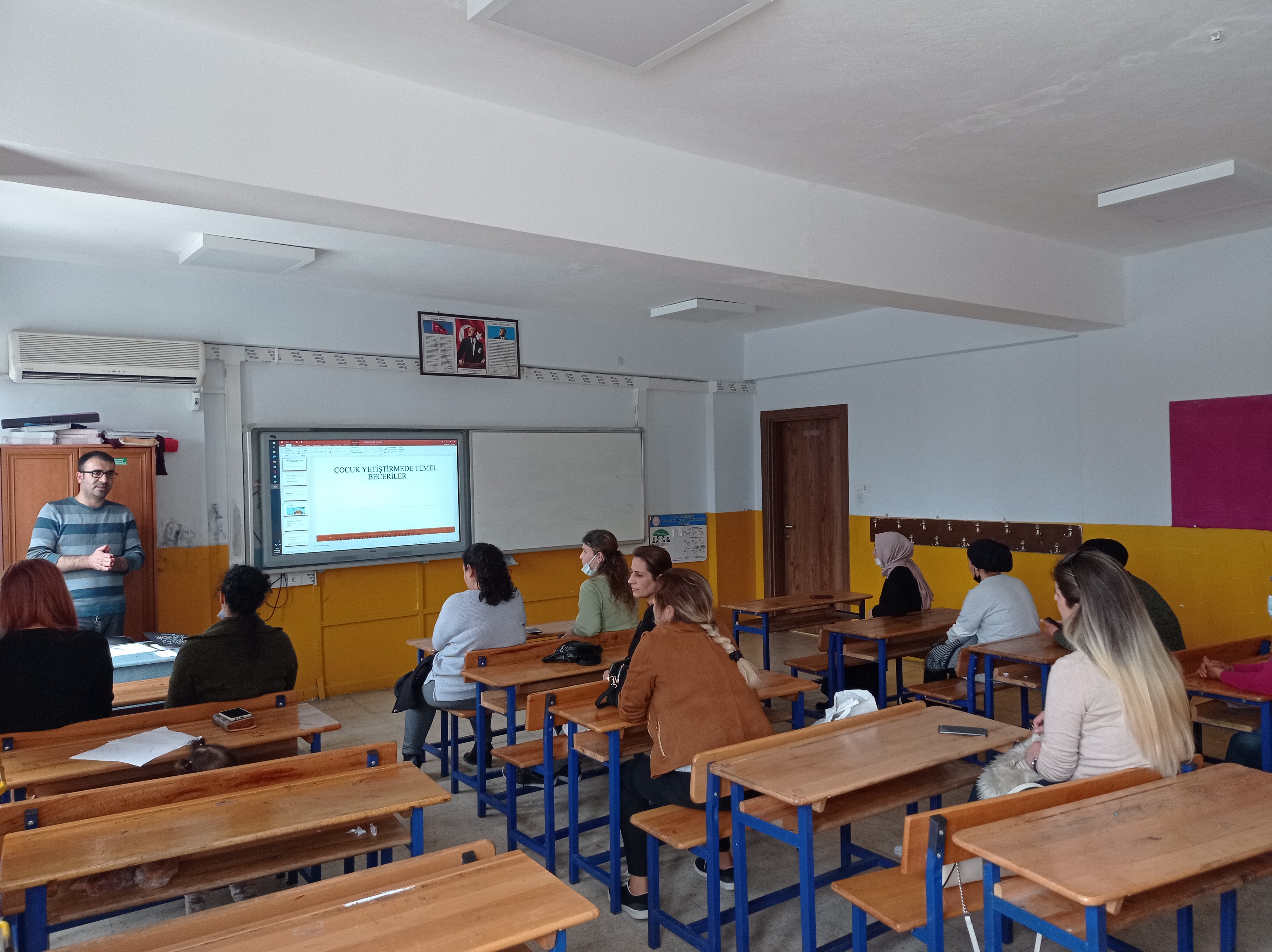 İskenderun Sosyal Hizmet Merkezi tarafından İskenderun Şükrü Kanatlı Ortaokulu velilerine “Hayatın İlk Çeyreği’’ konulu seminer verildi.
