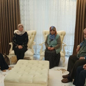 İFTAR SOFRASININ BEREKETİNİ ŞEHİT AİLESİ İLE PAYLAŞTILAR - fotoğraf 1