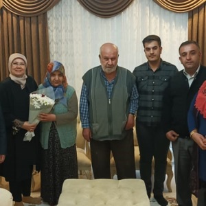 İFTAR SOFRASININ BEREKETİNİ ŞEHİT AİLESİ İLE PAYLAŞTILAR - fotoğraf 2