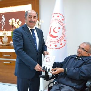 ENGELLİ AKTİVİSTTEN İL MÜDÜRÜMÜZE ZİYARET - fotoğraf 1