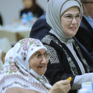 Emine Erdoğan Hanımefendi ve Bakanımız Derya Yanık Huzurevi Sakinleri ile İftar Yaptı - fotoğraf 1
