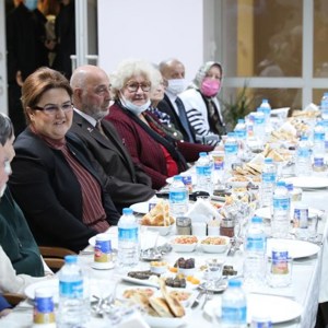 Emine Erdoğan Hanımefendi ve Bakanımız Derya Yanık Huzurevi Sakinleri ile İftar Yaptı - fotoğraf 2