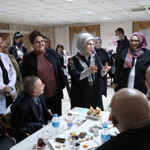 Emine Erdoğan Hanımefendi ve Bakanımız Derya Yanık Huzurevi Sakinleri ile İftar Yaptı - fotoğraf 3