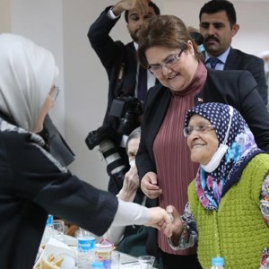Emine Erdoğan Hanımefendi ve Bakanımız Derya Yanık Huzurevi Sakinleri ile İftar Yaptı - fotoğraf 4