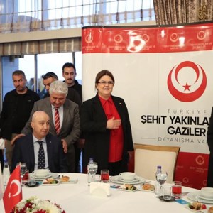 Bakanımız Derya Yanık, Şehit Yakınları ve Gazilerle İftarda Bir Araya Geldi - fotoğraf 1