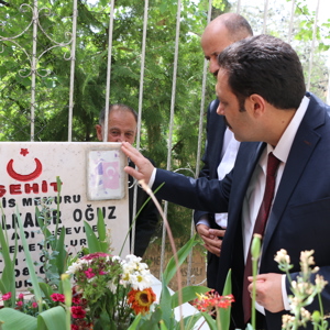 Ailesi İle Birlikte Şehidimizin Kabrini Ziyaret Ettik. - fotoğraf 2