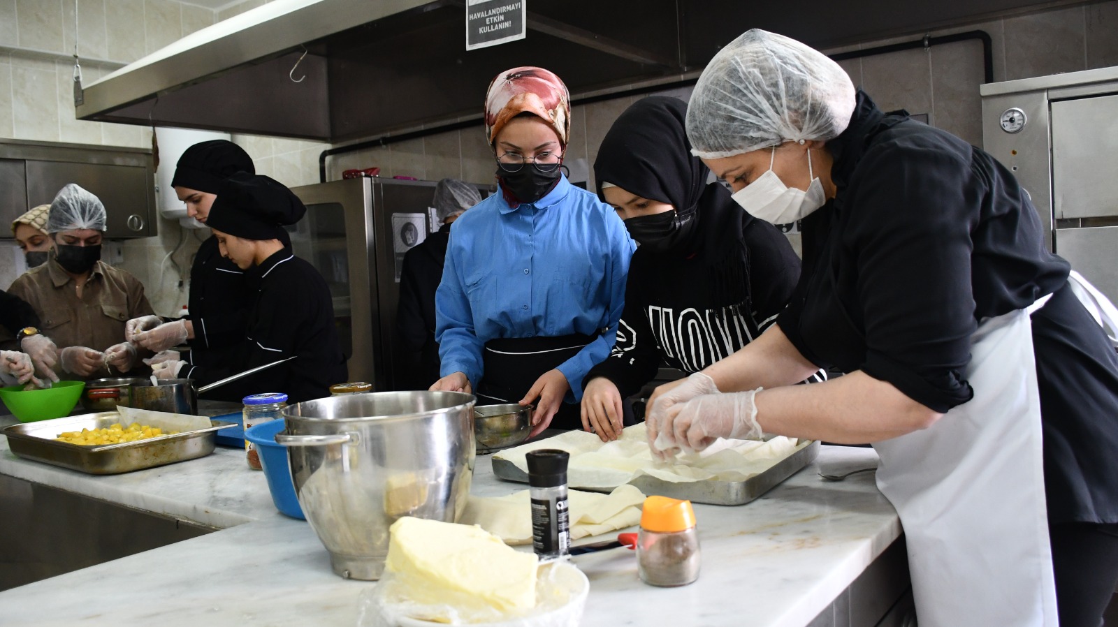 Bakanımız Derya Yanık : “Ramazan ayı boyunca yaşlı, engelli, hasta ve evinde yemek yapamayacak durumda olan vatandaşlarımıza aşevi hizmeti sunduk”
