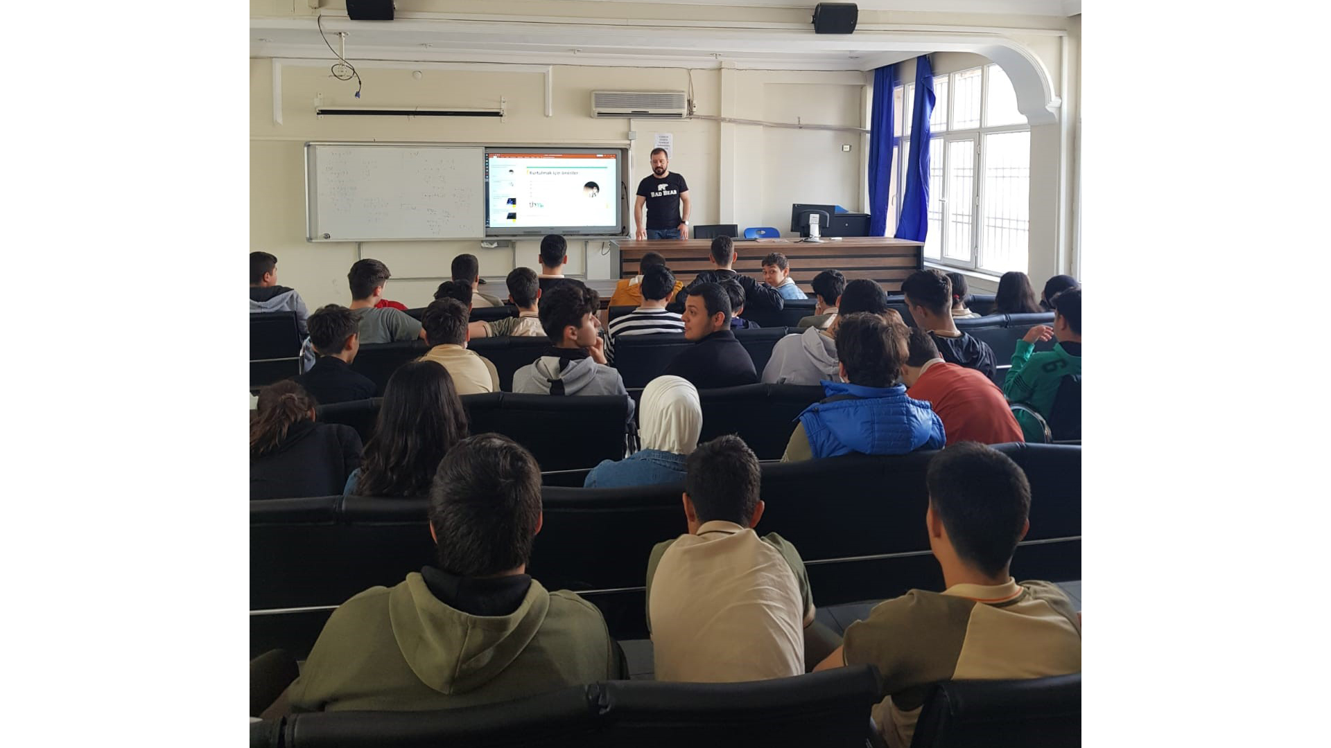 Ali Sayar Mesleki ve Teknik Anadolu Lisesi öğrencilerine “Akran Zorbalığı-Siber Zorbalık ve Bilinçli Medya Kullanımı” konulu seminer verildi.