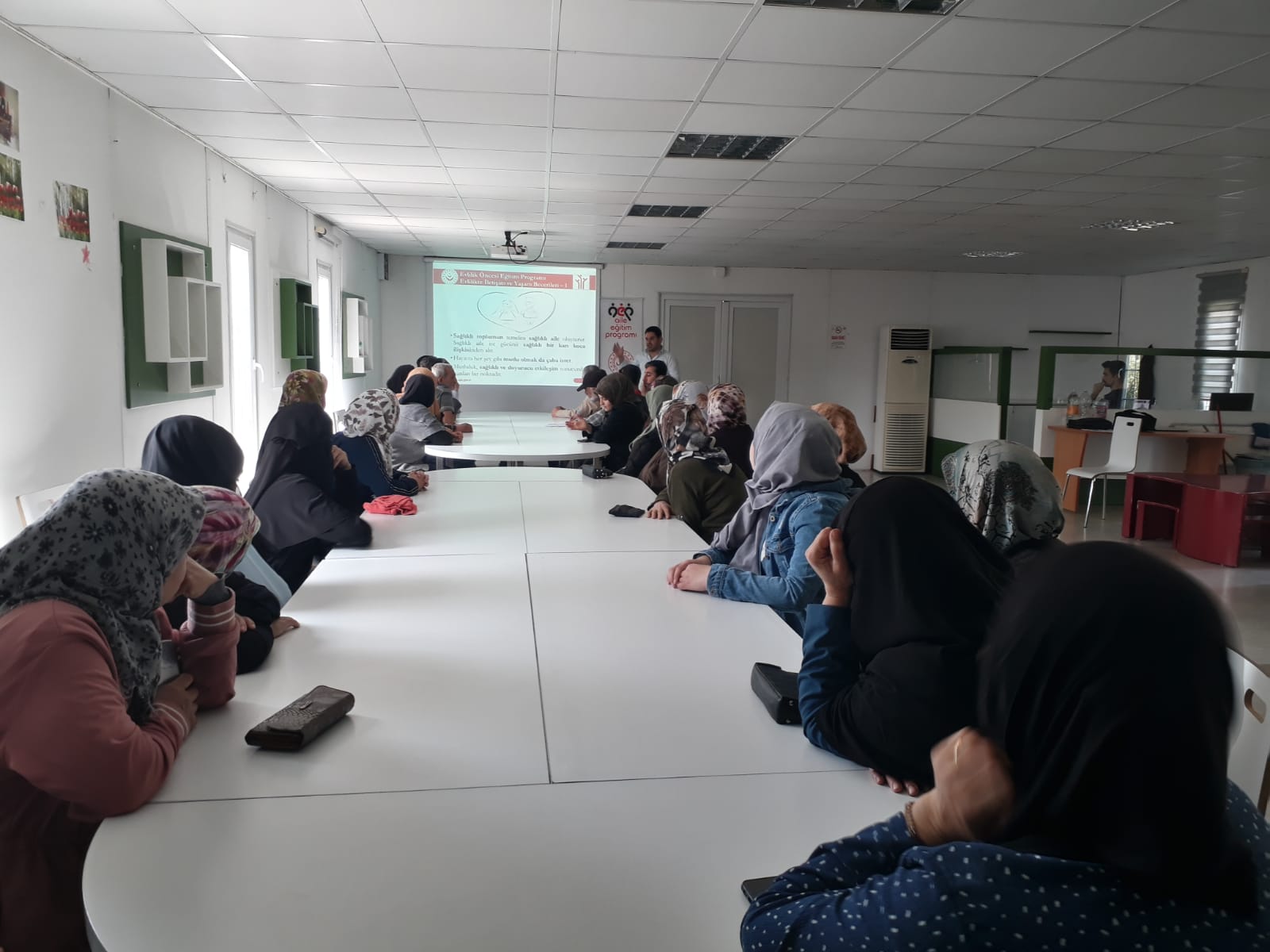 İl Göç İdaresi Yayladağı Kampı Sakinlerine “Hayatın İlk Çeyreği ile Evlilik Öncesi Eğitim Programı Evlilikte Etkili İletişim ve Yaşam Becerileri” konulu seminer verildi.