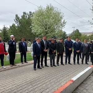 Şehitlerimizi Kabirleri Başında Dualarla Andık - fotoğraf 4