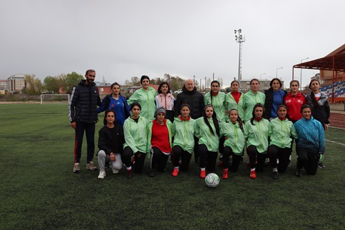 İL MÜDÜRÜMÜZ KADIN FUTBOL TAKIMININ ANTREMANINA KATILDI