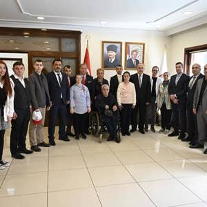Engelli Gençlerimiz Makam Ziyaretlerinde Bulundu - fotoğraf 2