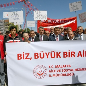 "BİZ BÜYÜK BİR AİLEYİZ” SLOGANIYLA FARKINDALIK OLUŞTURMAK İÇİN KORTEJ YÜRÜYÜŞÜ DÜZENLENDİ - fotoğraf 1