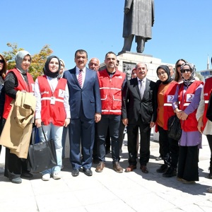 "BİZ BÜYÜK BİR AİLEYİZ” SLOGANIYLA FARKINDALIK OLUŞTURMAK İÇİN KORTEJ YÜRÜYÜŞÜ DÜZENLENDİ - fotoğraf 9