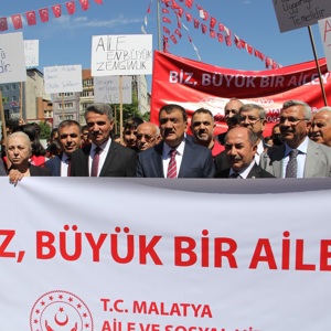 "BİZ BÜYÜK BİR AİLEYİZ” SLOGANIYLA FARKINDALIK OLUŞTURMAK İÇİN KORTEJ YÜRÜYÜŞÜ DÜZENLENDİ - fotoğraf 10