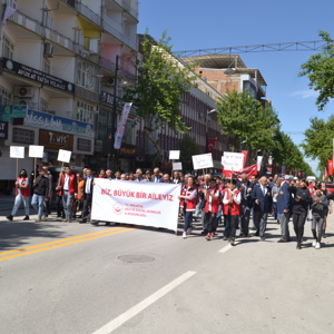 "BİZ BÜYÜK BİR AİLEYİZ” SLOGANIYLA FARKINDALIK OLUŞTURMAK İÇİN KORTEJ YÜRÜYÜŞÜ DÜZENLENDİ - fotoğraf 5