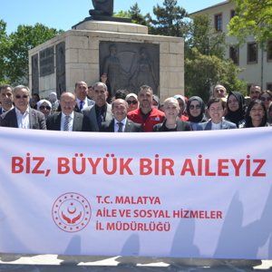 "BİZ BÜYÜK BİR AİLEYİZ” SLOGANIYLA FARKINDALIK OLUŞTURMAK İÇİN KORTEJ YÜRÜYÜŞÜ DÜZENLENDİ - fotoğraf 8