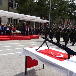 10-16 Mayıs Dünya Engelliler Haftası nedeniyle özel kardeşlerimize yönelik İlimiz Garnizon Komutanlığında düzenlenen temsili yemin törenine katılım sağladık. - fotoğraf 4