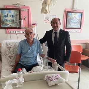 İL MÜDÜRÜMÜZ, HASTANEDE TEDAVİ GÖREN ŞEHİT BABASI LATİF BÜYÜKYILDIRIM’I ZİYARET ETTİ - fotoğraf 1