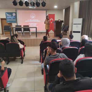 Narlıca Piri Reis Çok Programlı Anadolu Lisesinde 450 öğrenciye “Akran Zorbalığı, Siber Zorbalık ve Bilinçli Medya Kullanımı” konulu seminer verildi. - fotoğraf 1