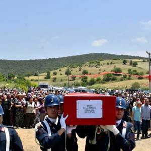 ŞEHİT JANDARMA UZMAN ÇAVUŞ ERCAN ÖZCAN BALIKESİR'DE TOPRAĞA VERİLDİ - fotoğraf 3