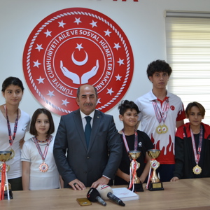 İL MÜDÜRÜMÜZ ŞAMPİYON GENÇLERLE BİR ARAYA GELDİ - fotoğraf 1